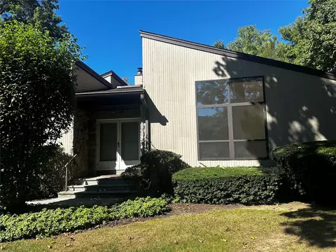 2 Doral Dr, North Hempstead, NY 11030