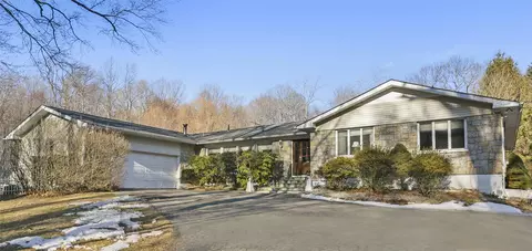 20 Meadowcrest Ct, Mahopac, NY 10541