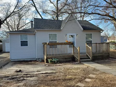 88 Woodside Rd, Mastic Beach, NY 11951