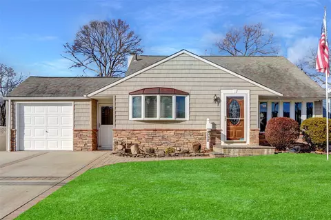 258 Ocean Ave, Massapequa Park, NY 11762