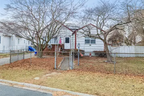 335 Colombo Ave, Copiague, NY 11726
