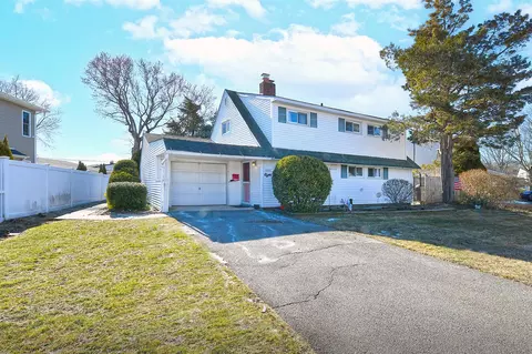 8 Autumn Ln, Hicksville, NY 11801