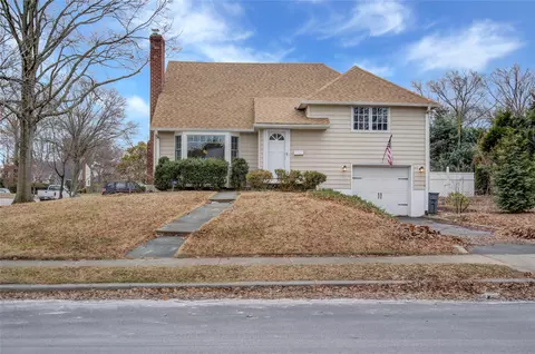 1 Roxbury Rd, North Hempstead, NY 11050
