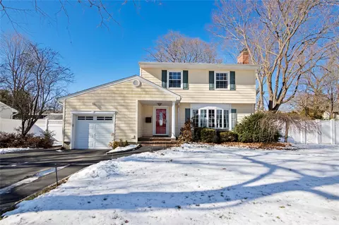 39 Earl Rd, Melville, NY 11747