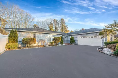 15 Crawford Dr, Dix Hills, NY 11746