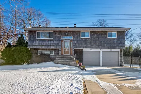 142 Pond Rd, Holbrook, NY 11741