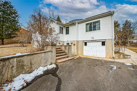 19 Sams Path, Rocky Point, NY 11778