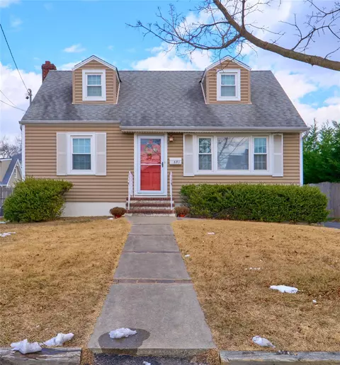 692 S 5th St, Lindenhurst, NY 11757