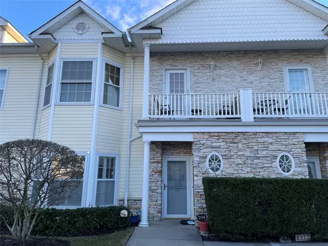 704 Narragansett Villas Dr, Lindenhurst, NY 11757