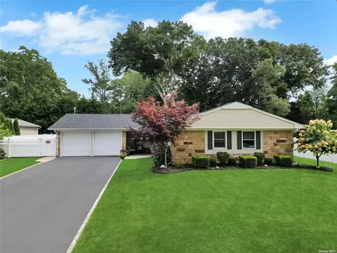 5 Skylark Ln, Stony Brook, NY 11790