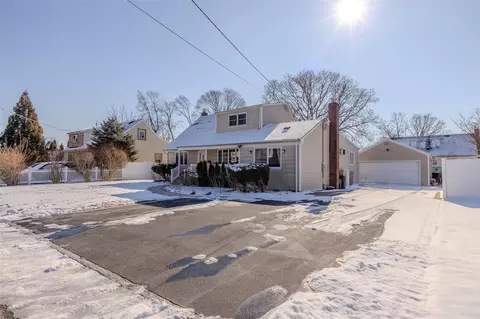 215 51st St, Lindenhurst, NY 11757