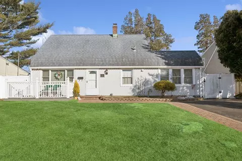 13 Daisy Ln, Levittown, NY 11756