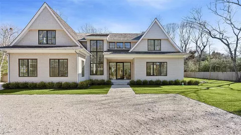 49 Birchwood Ln, Southampton, NY 11932