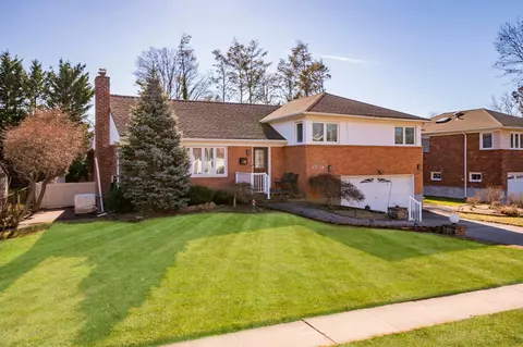 1924 Stratford Dr, North Hempstead, NY 11590