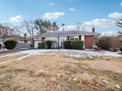 40 Starlight Dr, Commack, NY 11725