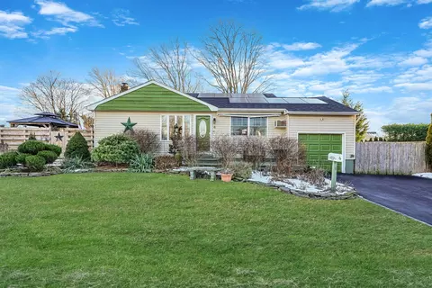 4 Brook Cir, Islip Terrace, NY 11752