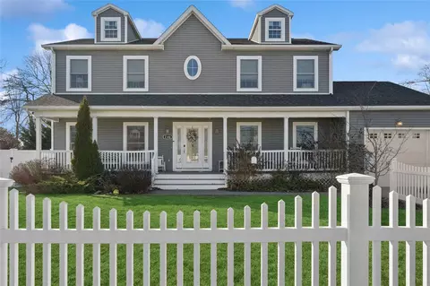 2300 S Seamans Neck Rd, Seaford, NY 11783