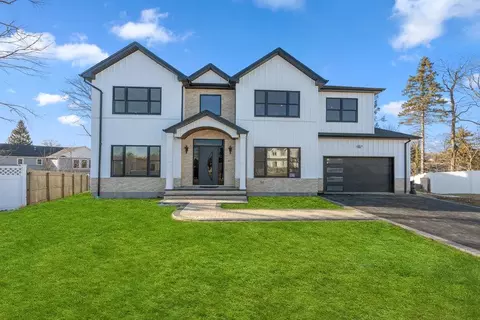 15 Maggio Ln, Old Bethpage, NY 11804