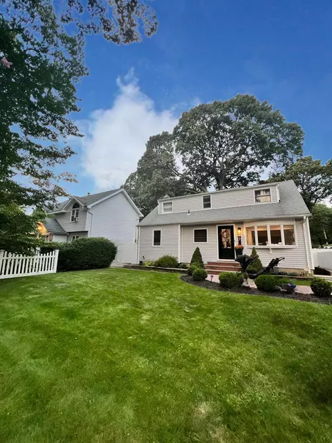 17 Aldrich St, Huntington Station, NY 11746