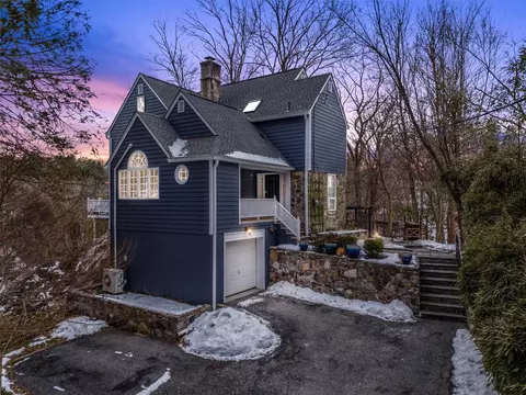 12 Spring Ln, New Castle, NY 10514