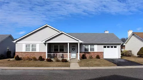 23 Kathleen Dr, Oakdale, NY 11769