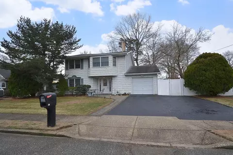38 Namrof Ln, Holbrook, NY 11741
