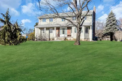 25 Angela Ln, Bay Shore, NY 11706