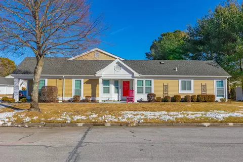 1 Sayville Ct, Ridge, NY 11961
