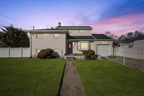 2872 Weeks Ave, Oceanside, NY 11572