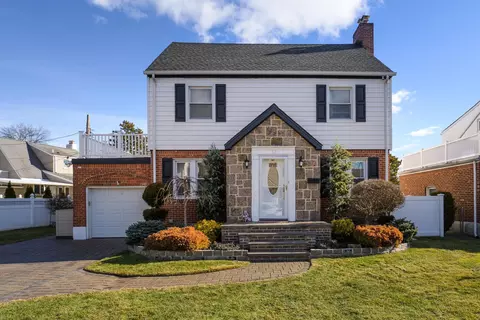 12 William St, North Hempstead, NY 11040