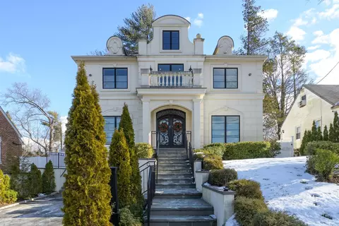 37 Devon Rd, North Hempstead, NY 11023