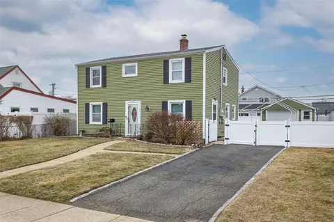 32 Rope Ln, Levittown, NY 11756