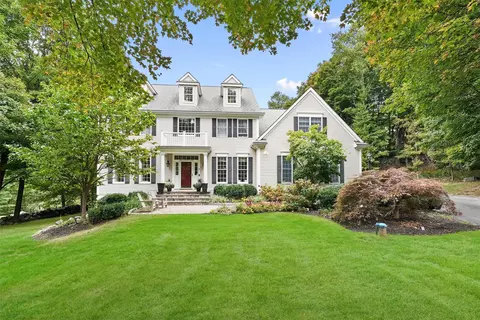 18 Carole Pl, Mahopac, NY 10541