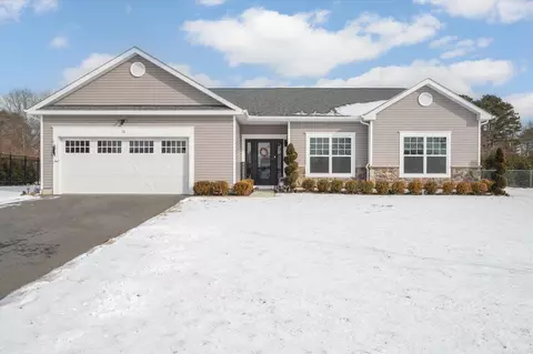 15 Pondview Cir, Shirley, NY 11967