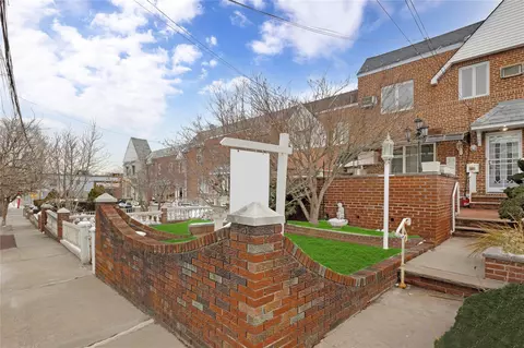 20-13 43rd St, Astoria, NY 11105