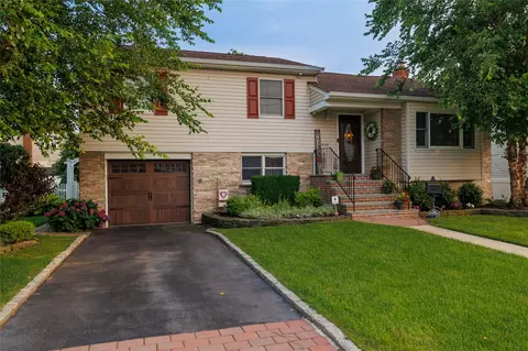 309 Hoke Ave, Oceanside, NY 11572