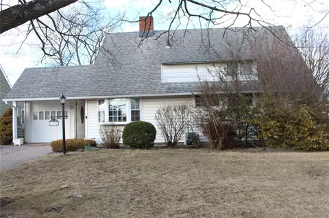 33 Deep Ln, Wantagh, NY 11793