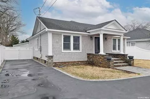 1046 Sullivan St, Bay Shore, NY 11706