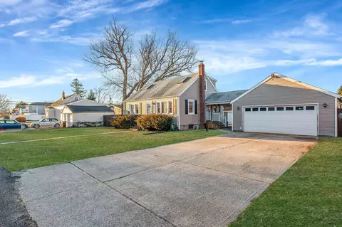 119 Maddox Ave, Islip, NY 11751
