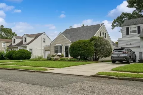 39 Fordham St, Valley Stream, NY 11581