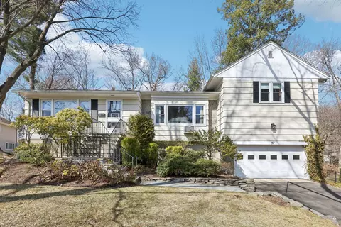 37 Mohegan Ln, Rye Brook, NY 10573