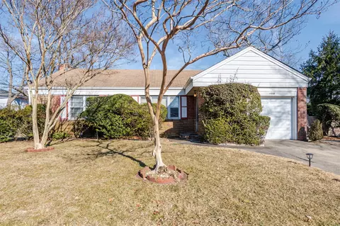 1038 Linden St, Valley Stream, NY 11580