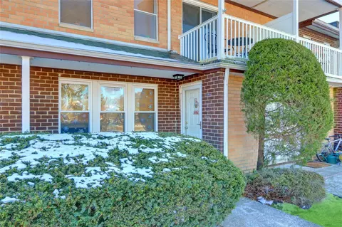 81 Artist Lake Dr, Middle Island, NY 11953
