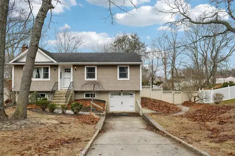 153 Ridgewood Ave, Farmingville, NY 11738