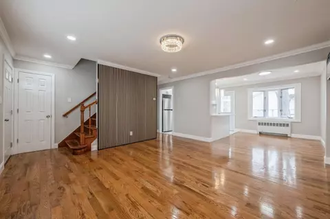 10 2nd Ave, North Hempstead, NY 11040