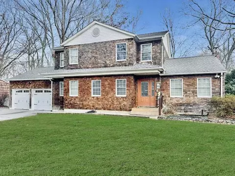 123 Wauwepex Trl, Ridge, NY 11961