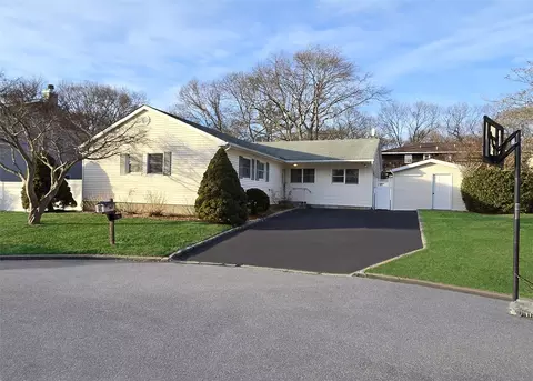 443 Lillian Blvd, Holbrook, NY 11741