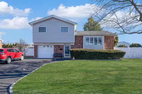 289 W 19th St, Deer Park, NY 11729