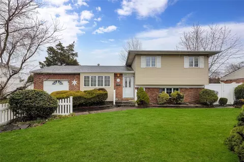 325 W 23rd St, Deer Park, NY 11729