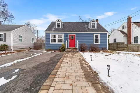 10 Bennett Ave, Patchogue, NY 11772